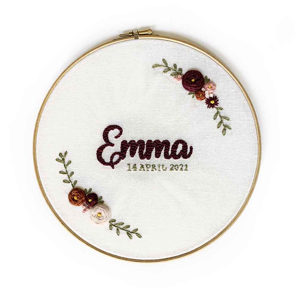Borduurring met naam en geboortedatum bloemen